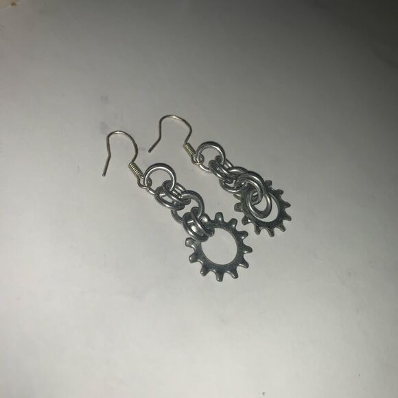 Steampunk Silver hook earrings with gears - Picture 3 of 3